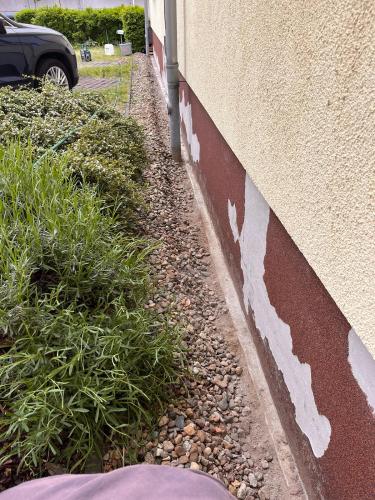 Vor der Sanierung : nach vielen Jahren sind Teile des Sockels abgeplatzt
